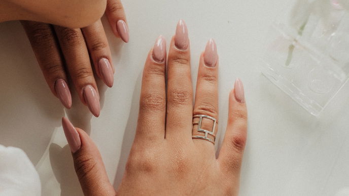 "Lipgloss Nails": So geht der neuste Trend auf deinen Fingernägeln