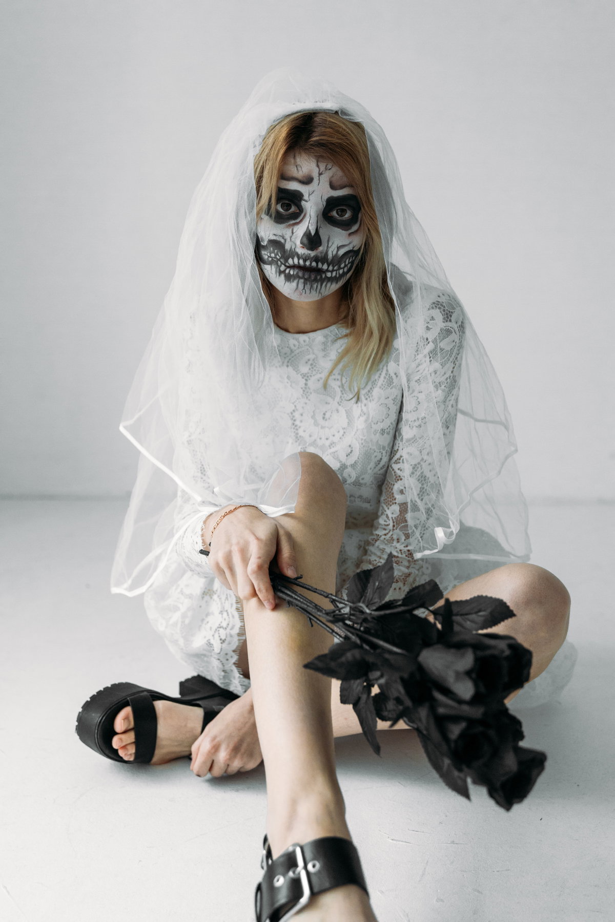 Frau mit Skelett-Make up