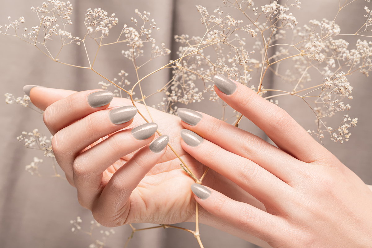 Frauen Hände mit langen Nägeln Herbst