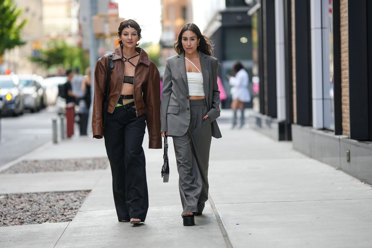 Zwei Frauen in herbstlichen Outfits