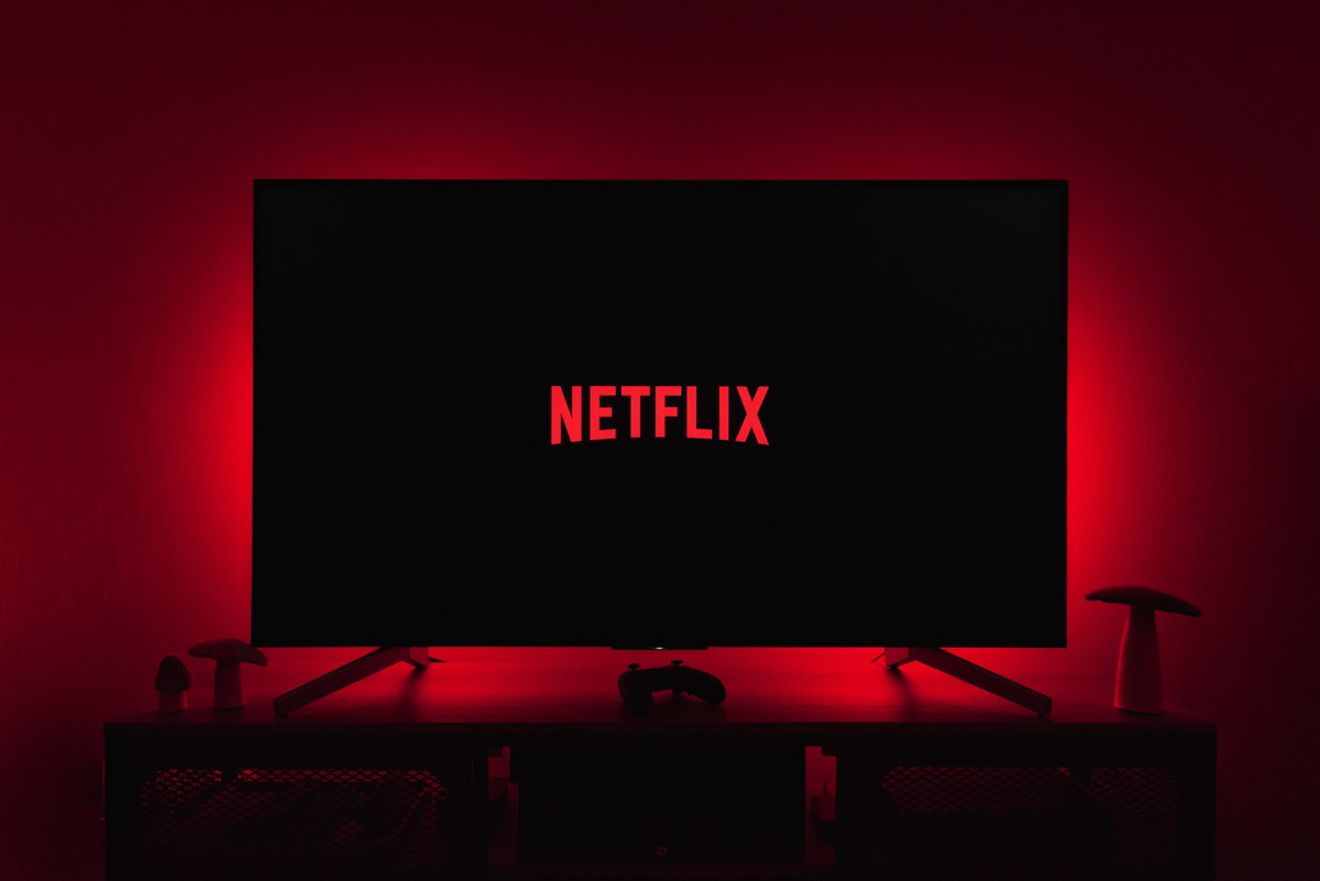 Netflix Logo auf Fernseher