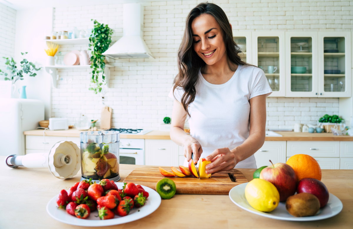 Frau schneidet Obst