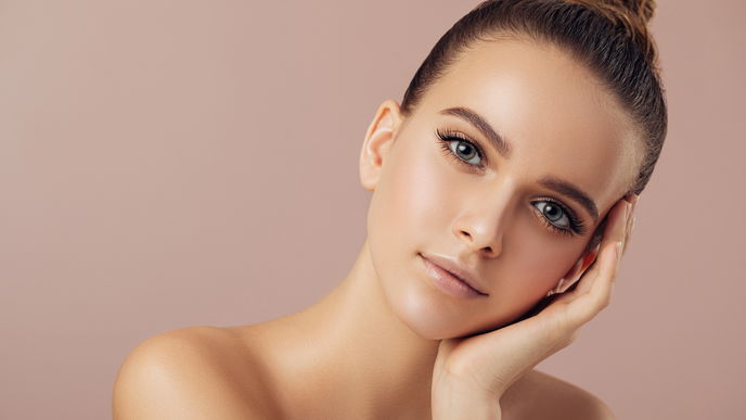 Beauty-Trend 2022: Mineralwasser als Setting Spray geht auf TikTok viral - kann das wirklich funktionieren?