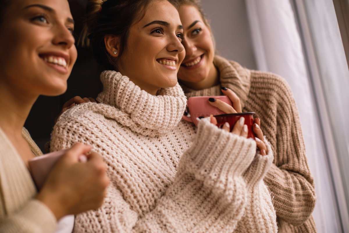 Frauen tragen Wollpullis