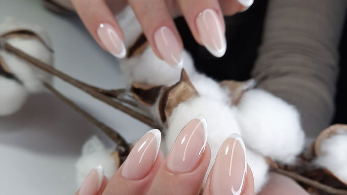 Klein, aber fein! Kylie Jenner bringt die zarten "Mini-French Nails" zurück