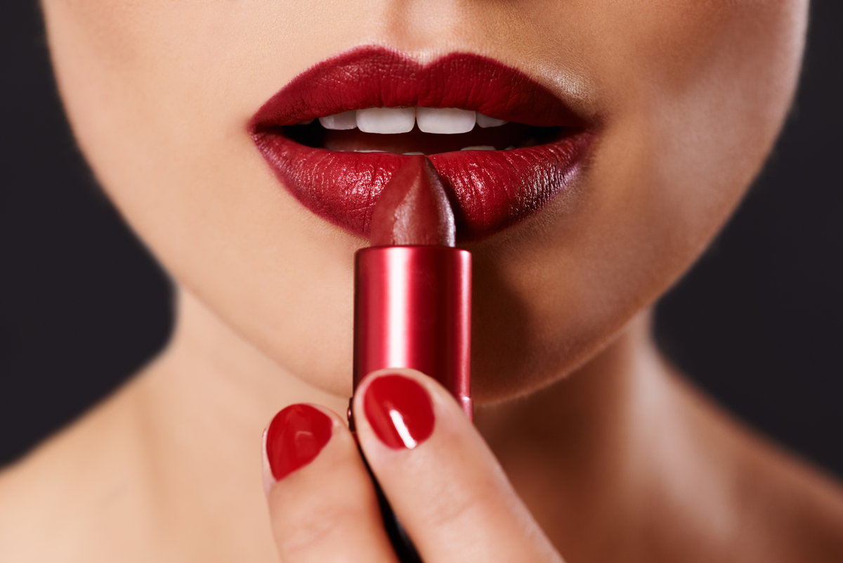 Frau mit dunklem Lippenstift