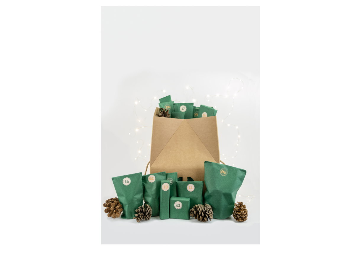 Auch Jean & Len haben wieder einen Adventskalender für dich vorbereitet. Hinter jedem Türchen befindet sich ein in Seidenpapier geschlagenes Geschenk , wovon 18 in Originalgröße sind – neben einem Mix an Jean & Len Produktlieblingen quer aus dem umfangreichen Sortiment, beinhalten die 24 Päckchen auch Überraschungen von veganen und nachhaltigen Partnermarken wie Veganz, Foodloose, El Origen und iChoc. Hier kannst du ihn für ca. 90 Euro nachshoppen 🛒.