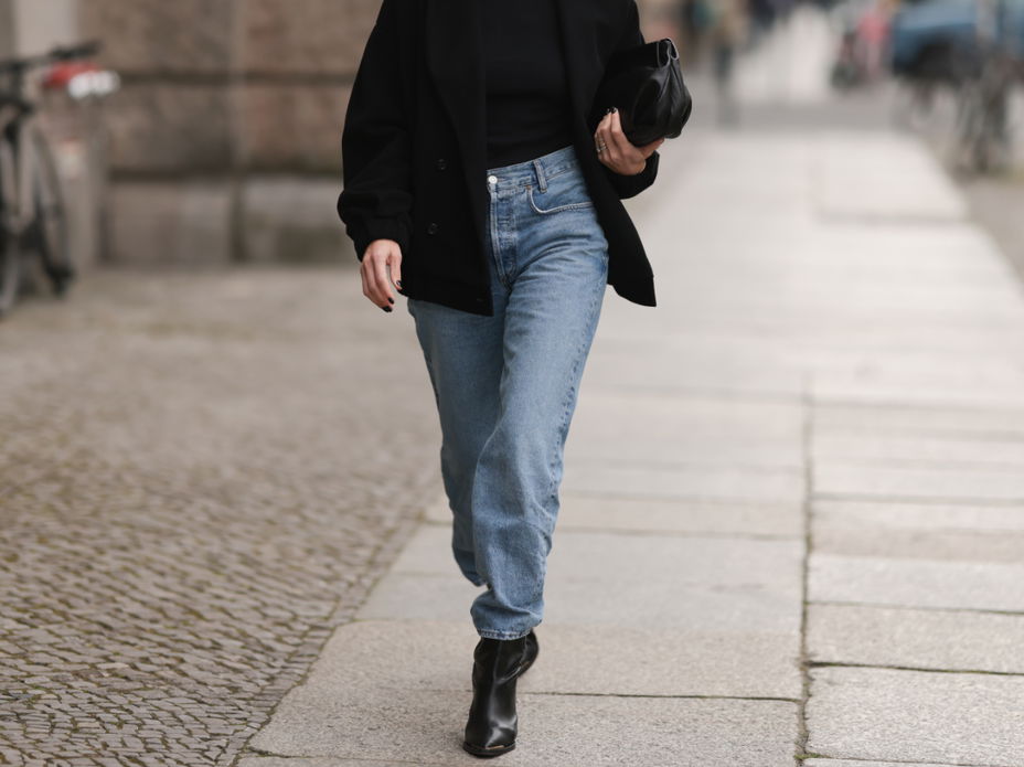 Frau trägt blaue Jeans
