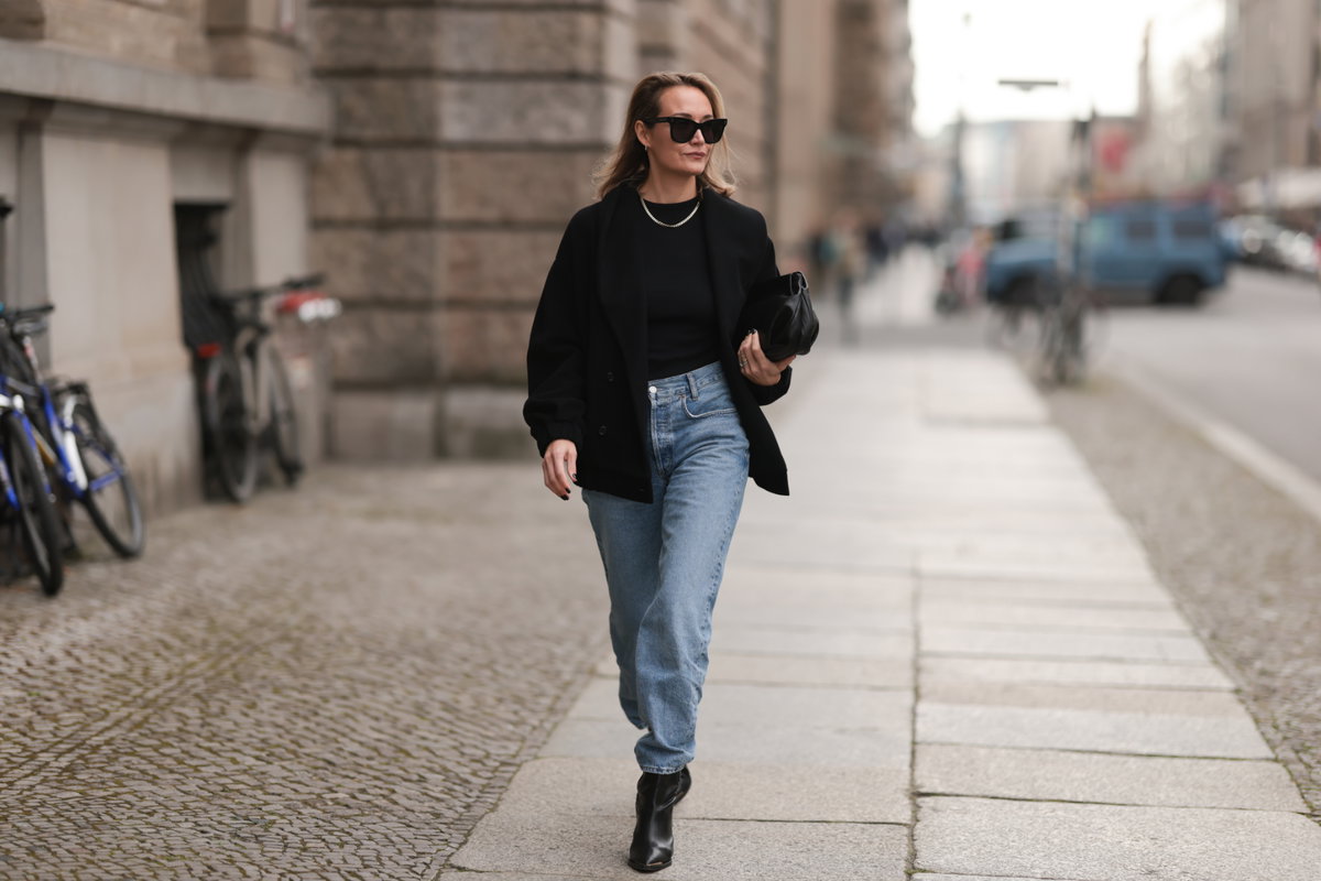 Frau trägt blaue Jeans