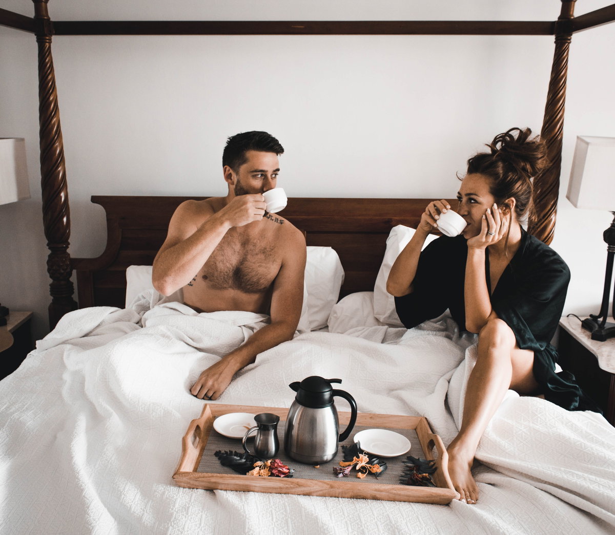 Paar trinkt Kaffee im Bett