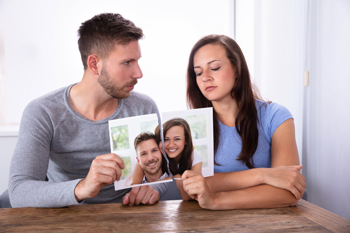 Paar zerreißt Foto