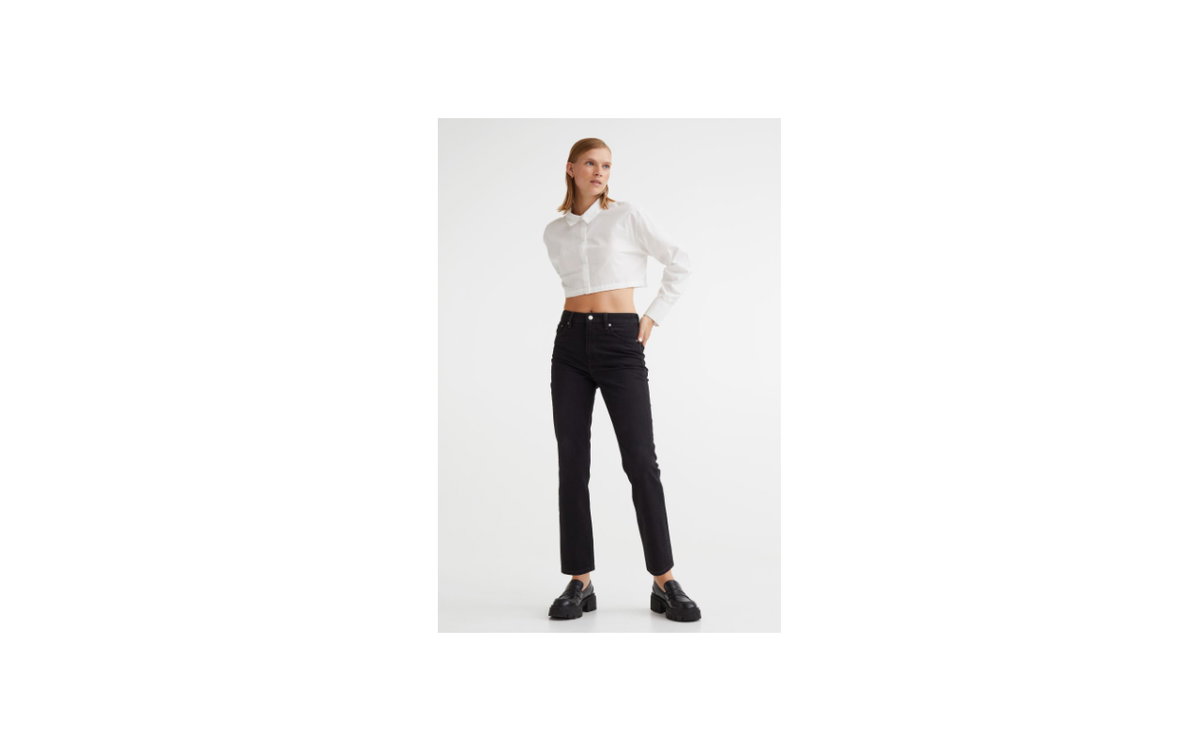 Frau trägt Jeans