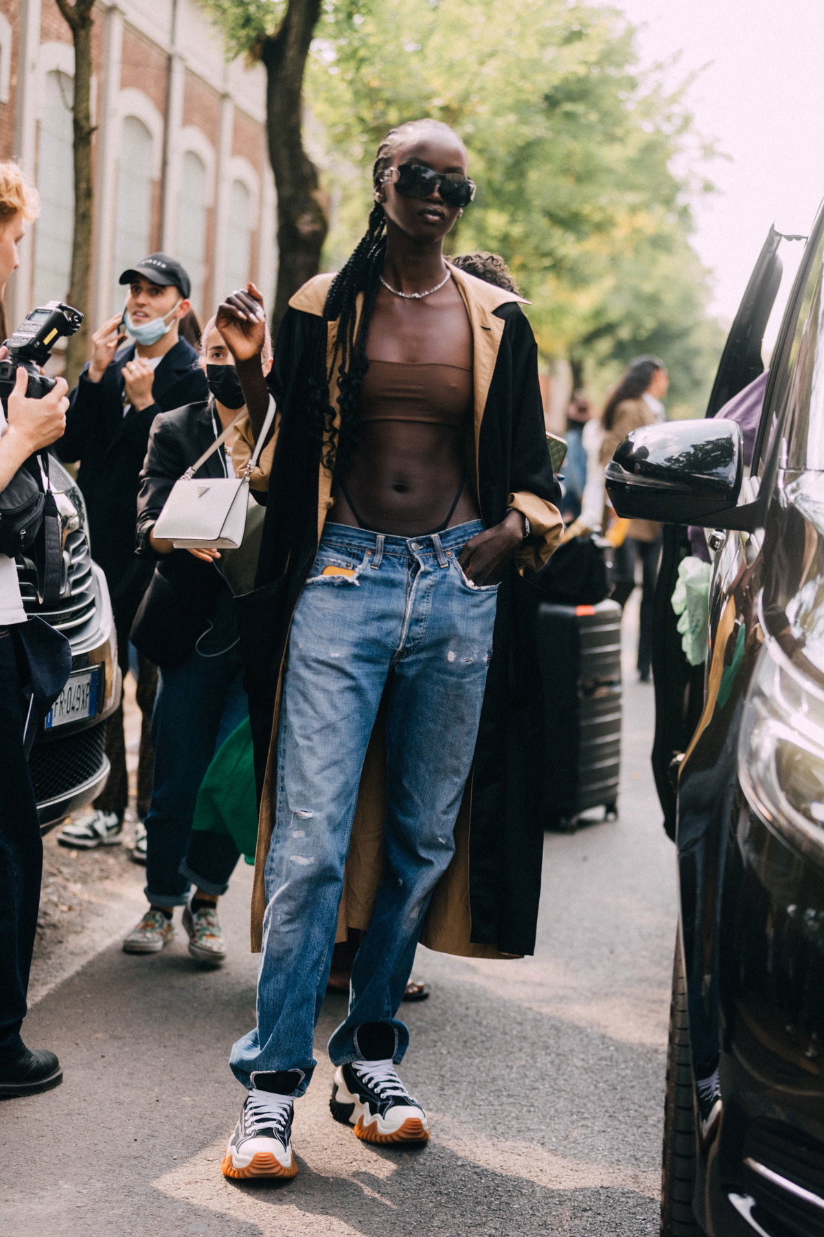 Frau in Low Rise Jeans