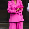 Herbstmode-Trends 2022: "Barbiecore Pink" - Blazeranzüge und Blusen in Pink sind in!