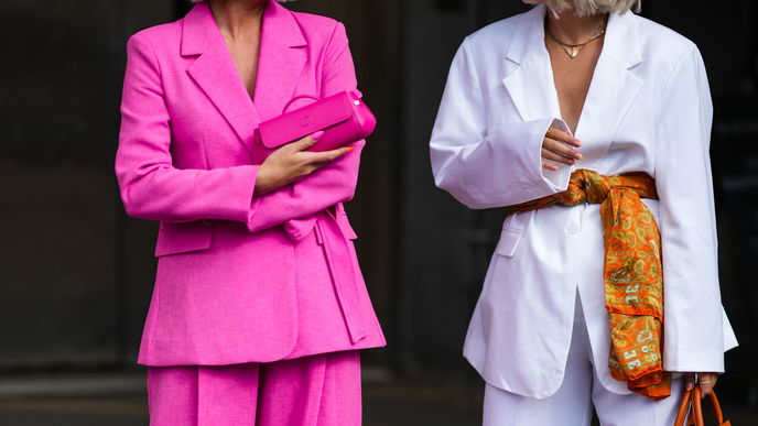 Herbstmode-Trends 2022: "Barbiecore Pink" - Blazeranzüge und Blusen in Pink sind in!