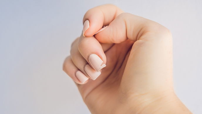 Mit diesem einfachen Beauty-Trick rettest du deinen eingerissenen Nagel