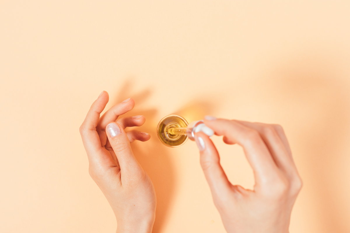Nägel mit Nagelöl pflegen