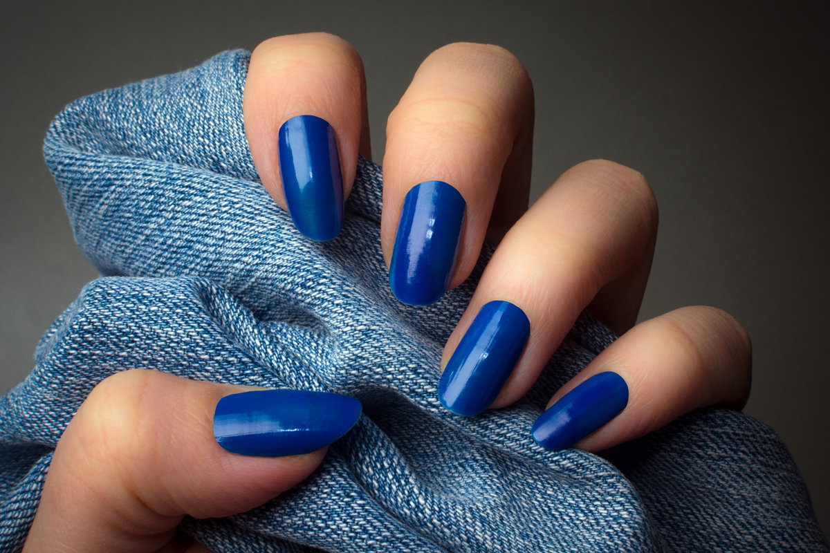 Blaue Nägel