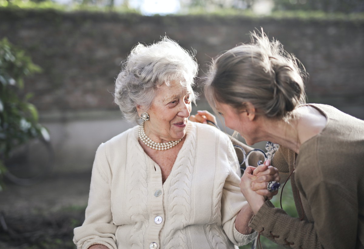 Oma und Enkelin schauen sich an