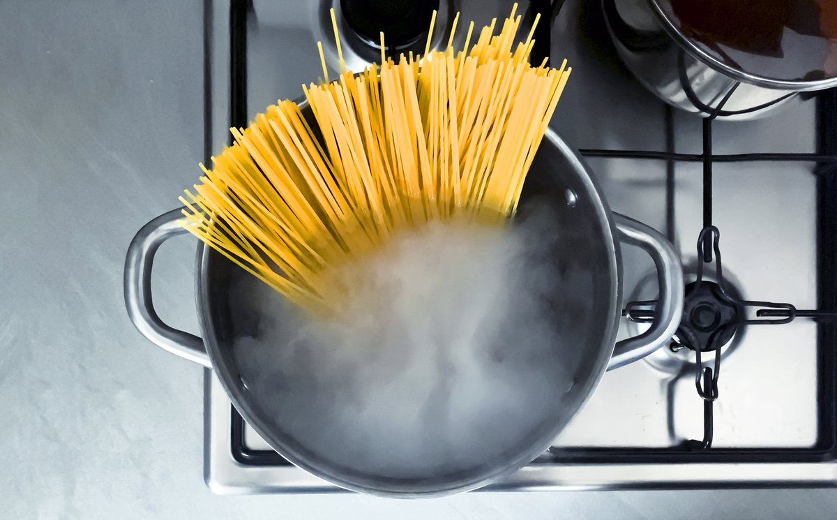 Nudeln kochen auf Herd