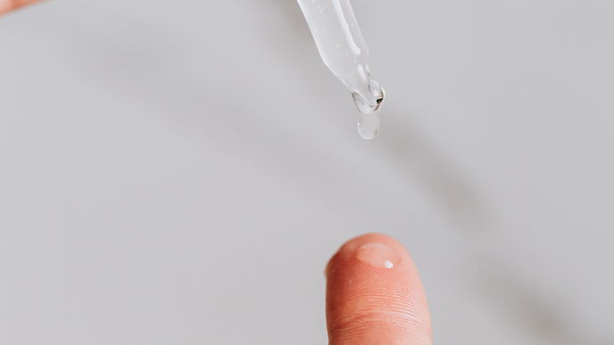 Hyaluron Serum: Das sind die besten Produkte für intensive Feuchtigkeit