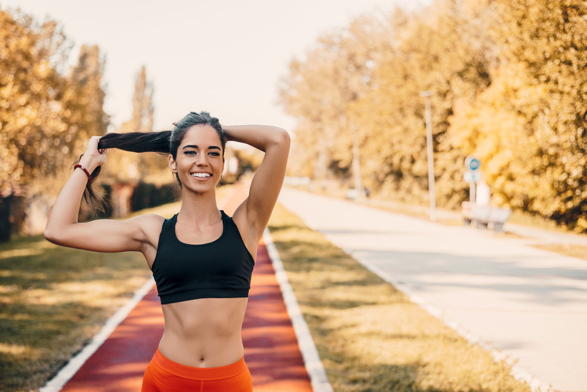 Frau joggt mit Zopf