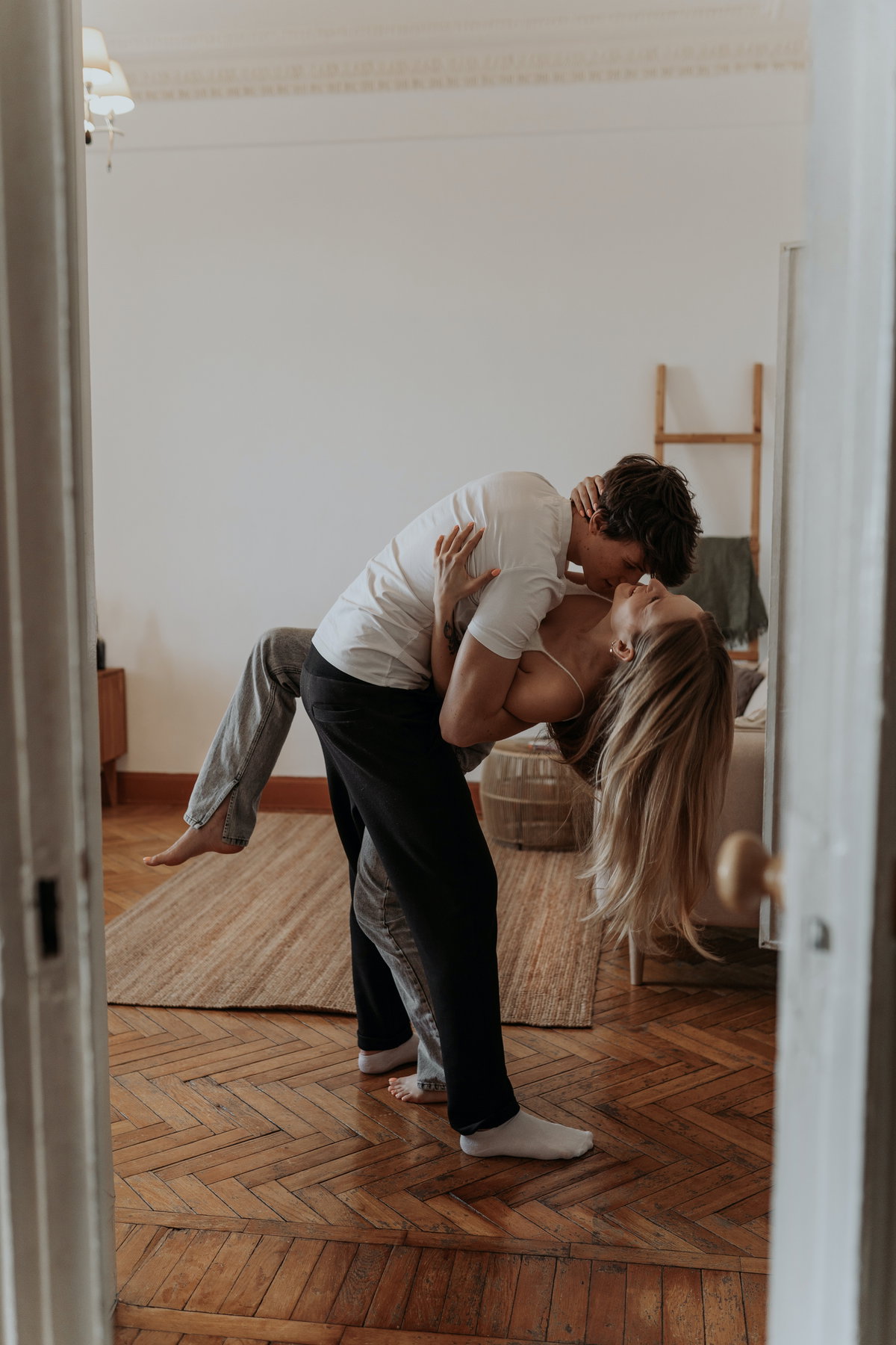 Mann und Frau im Wohnzimmer umarmen sich