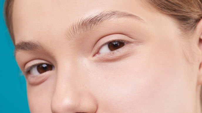 Beauty-Tipp 2022: Dieser Trick lässt Schlupflider sofort wacher aussehen