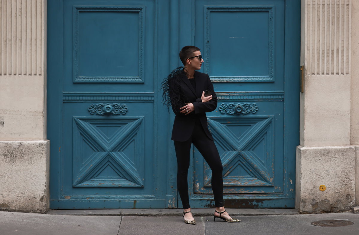 Frau trägt schwarze Leggings