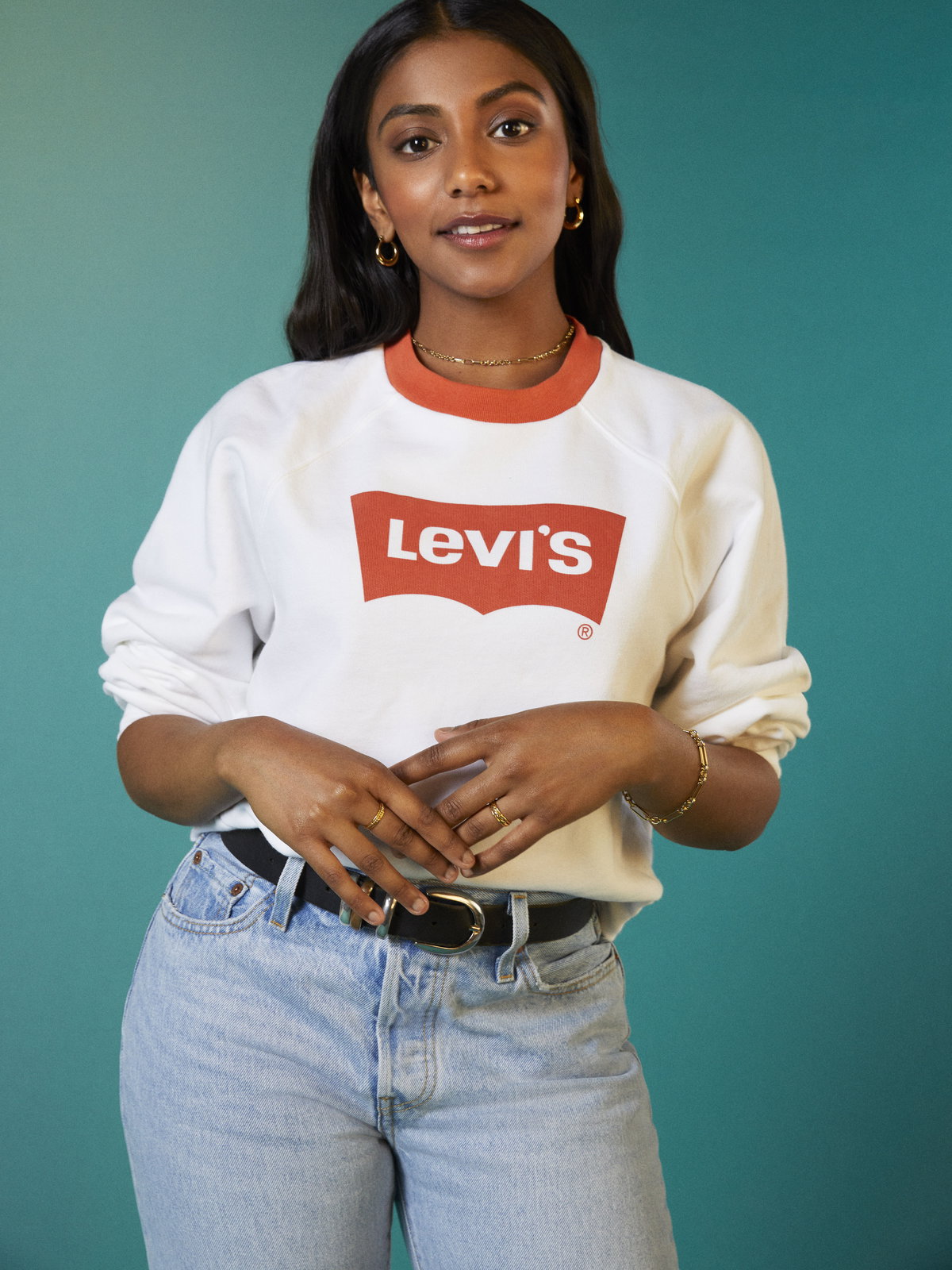 Look mit Levi's Logo-Sweater