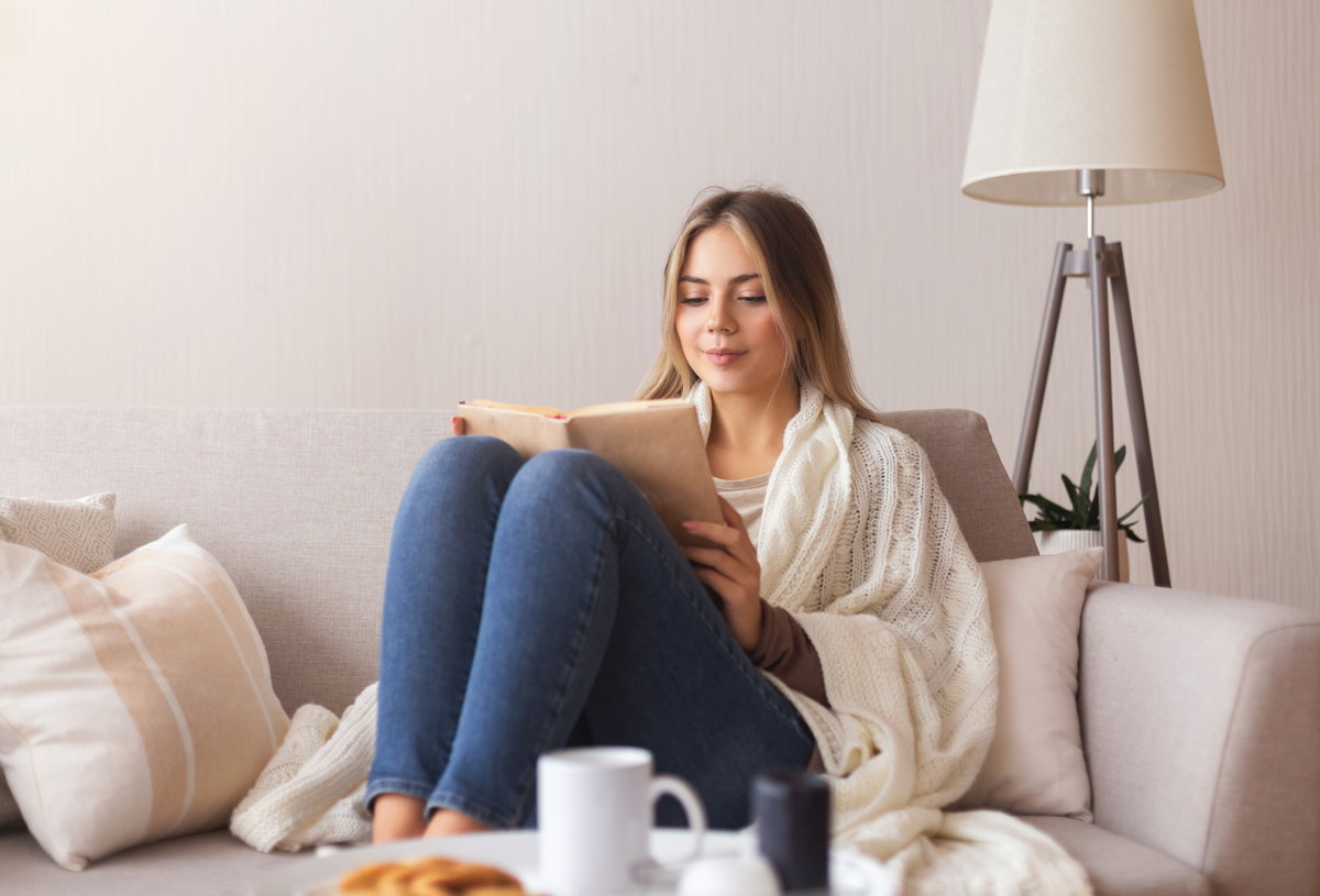 Junge Frau auf der Couch