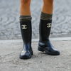 Schuh-Trend 2022: Mut zur Socke! Darum gucken im Herbst Kuschelsocken aus unserem Stiefel