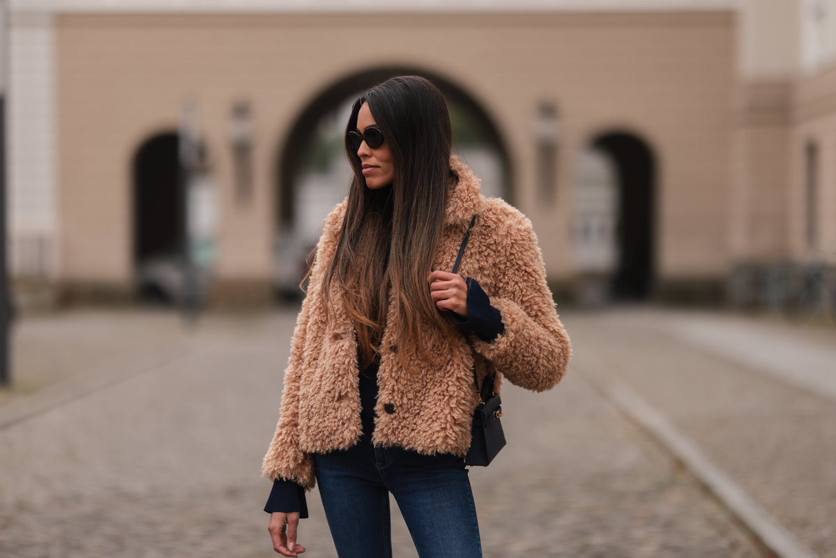 Frau mit Teddyjacke