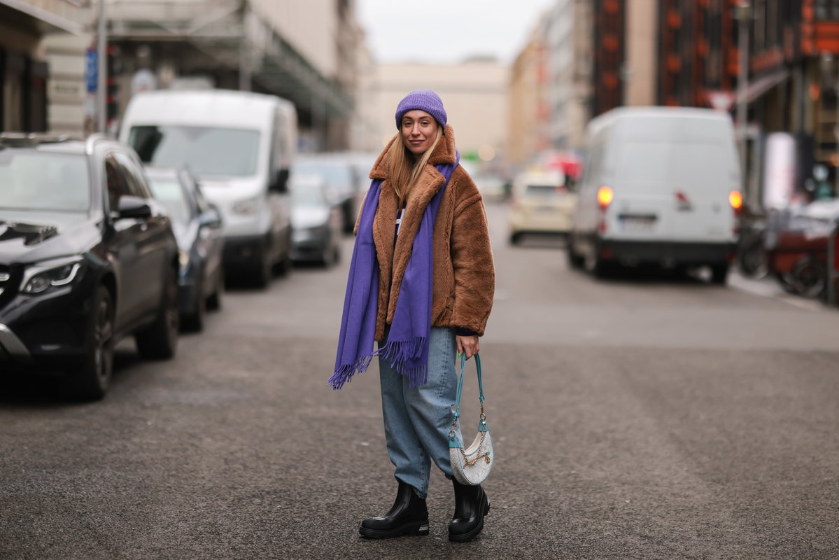 Frau mit brauner Jacke