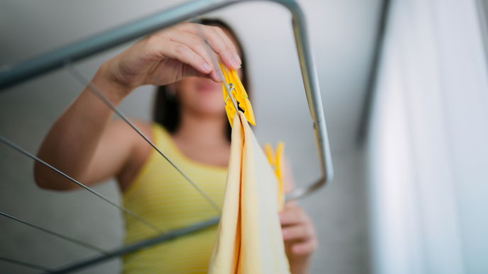 Wäsche aufhängen: Diese 3 Fehler sorgen für Schimmel in der Wohnung