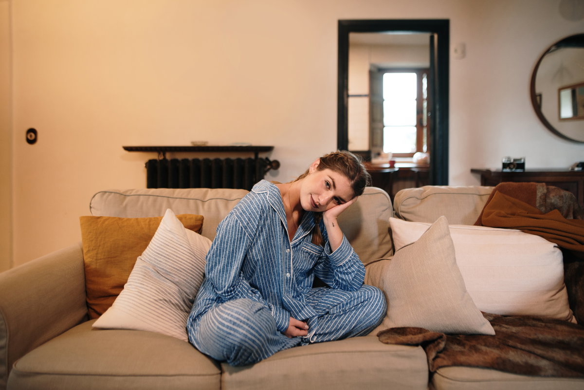 Frau im Pyjama
