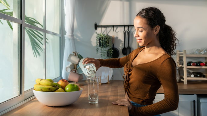 Das passiert mit deinem Körper, wenn du täglich Wasser mit Kohlensäure trinkst