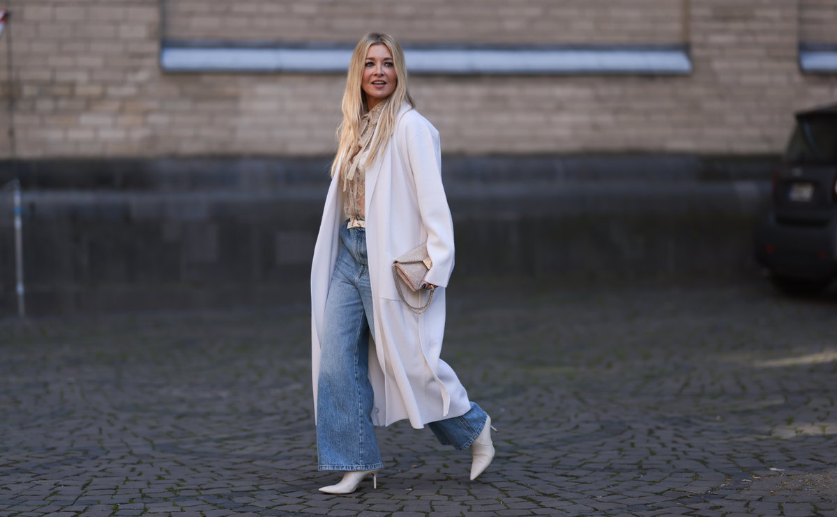 Weiße Schuhe mit blauer Jeans