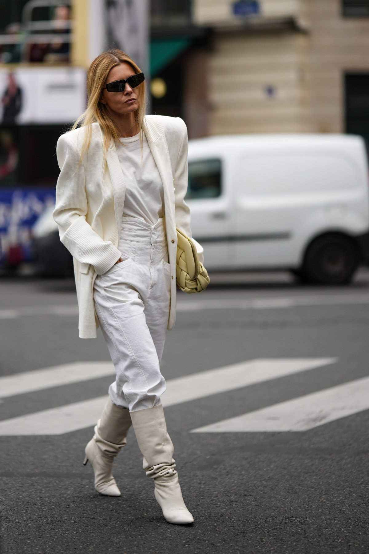 Frau mit weißem Outfit