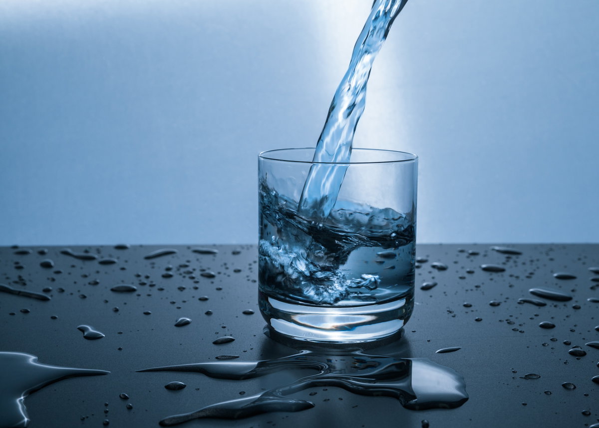 Wasserglas wird befüllt