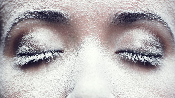 Das passiert mit deinen Wimpern, wenn du Babypuder vor dem Tuschen aufträgst