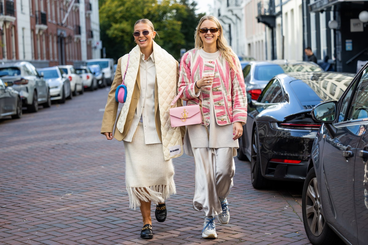 Zwei Frauen mit Herbst-Outfits
