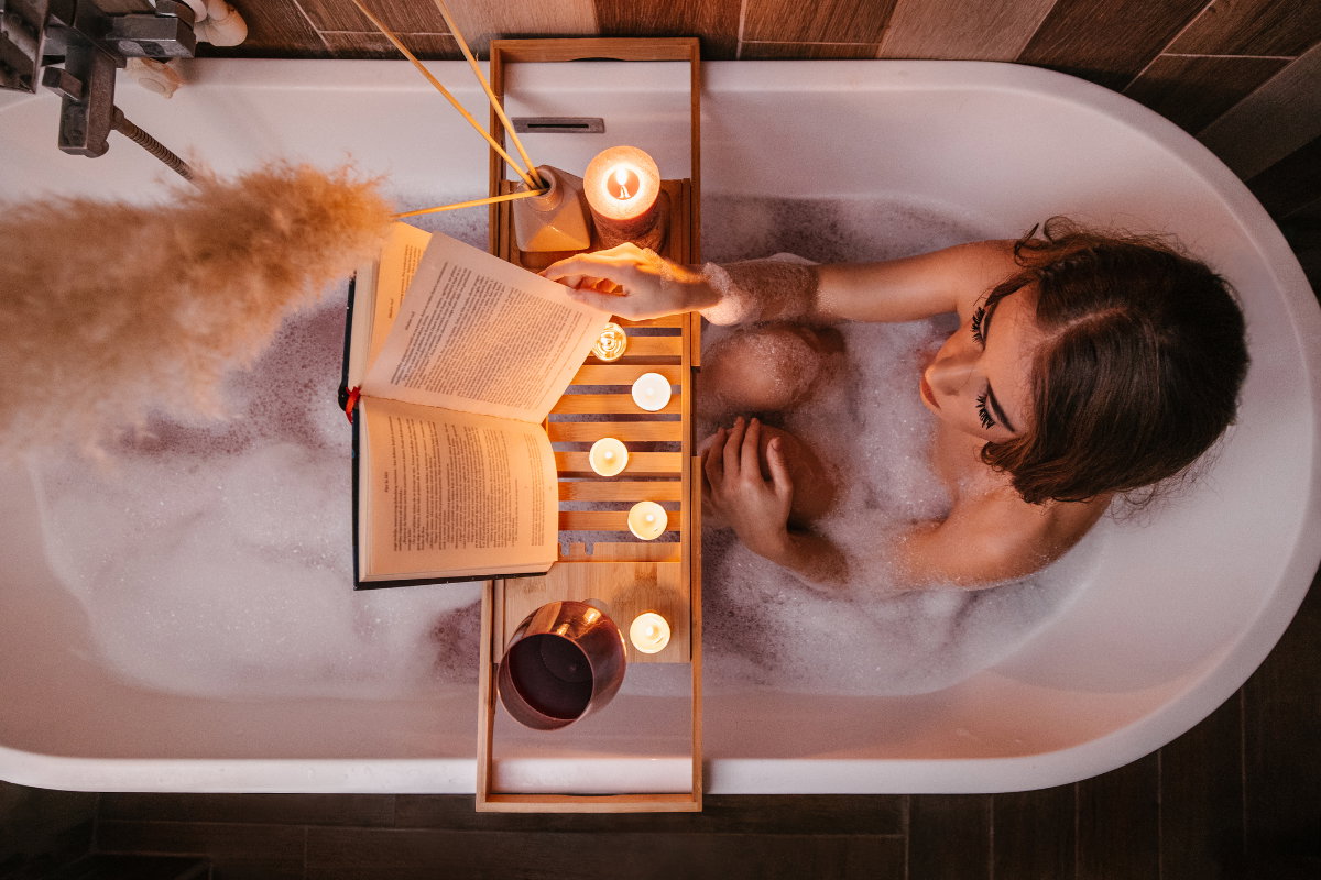 Frau liest in der Badewanne