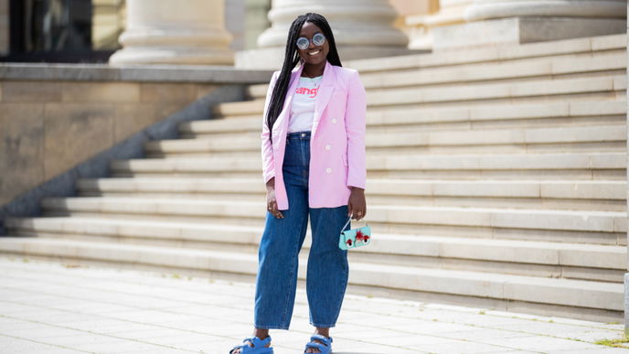 Barrel Jeans: Mit diesen 3 Stylingtipps schmeichelt der Modetrend jeder Figur