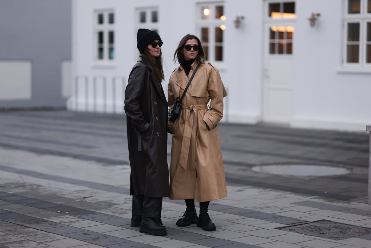 Zwei Frauen mit Mantel