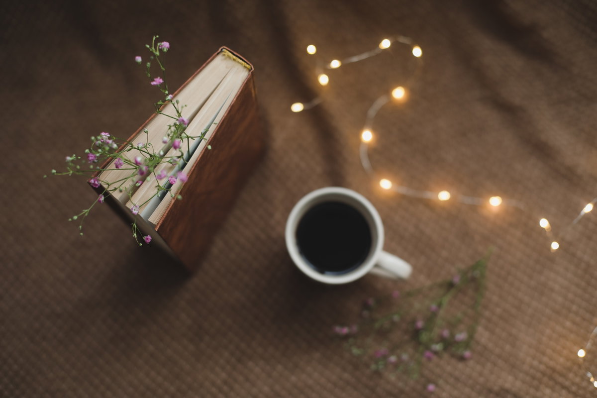 Buch und Kaffee