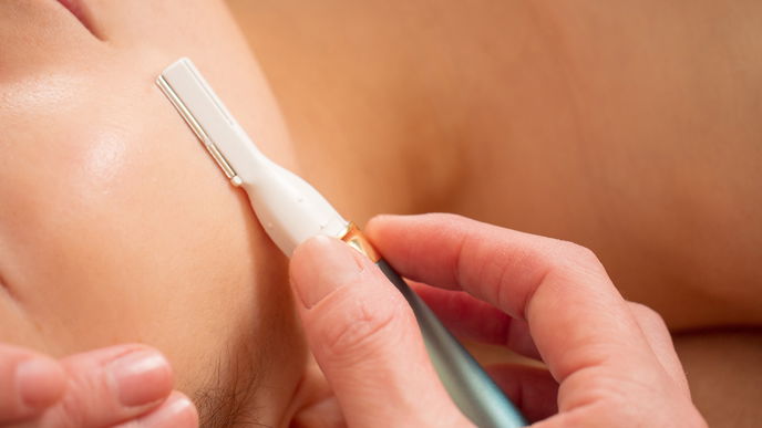 Dermaplaning: So genial ist die Haarentfernung im Gesicht