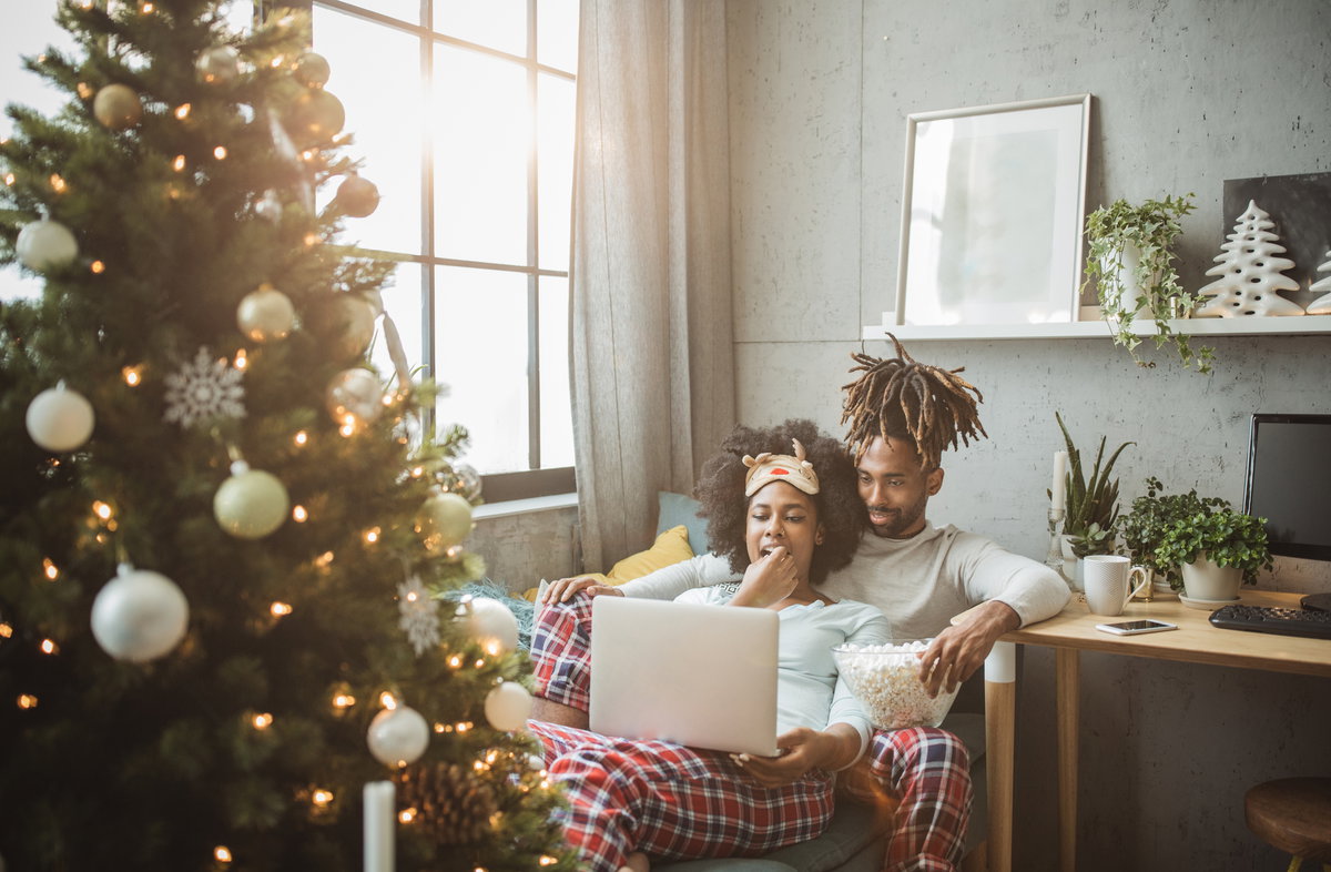 Pärchen schaut Weihnachtsfilme