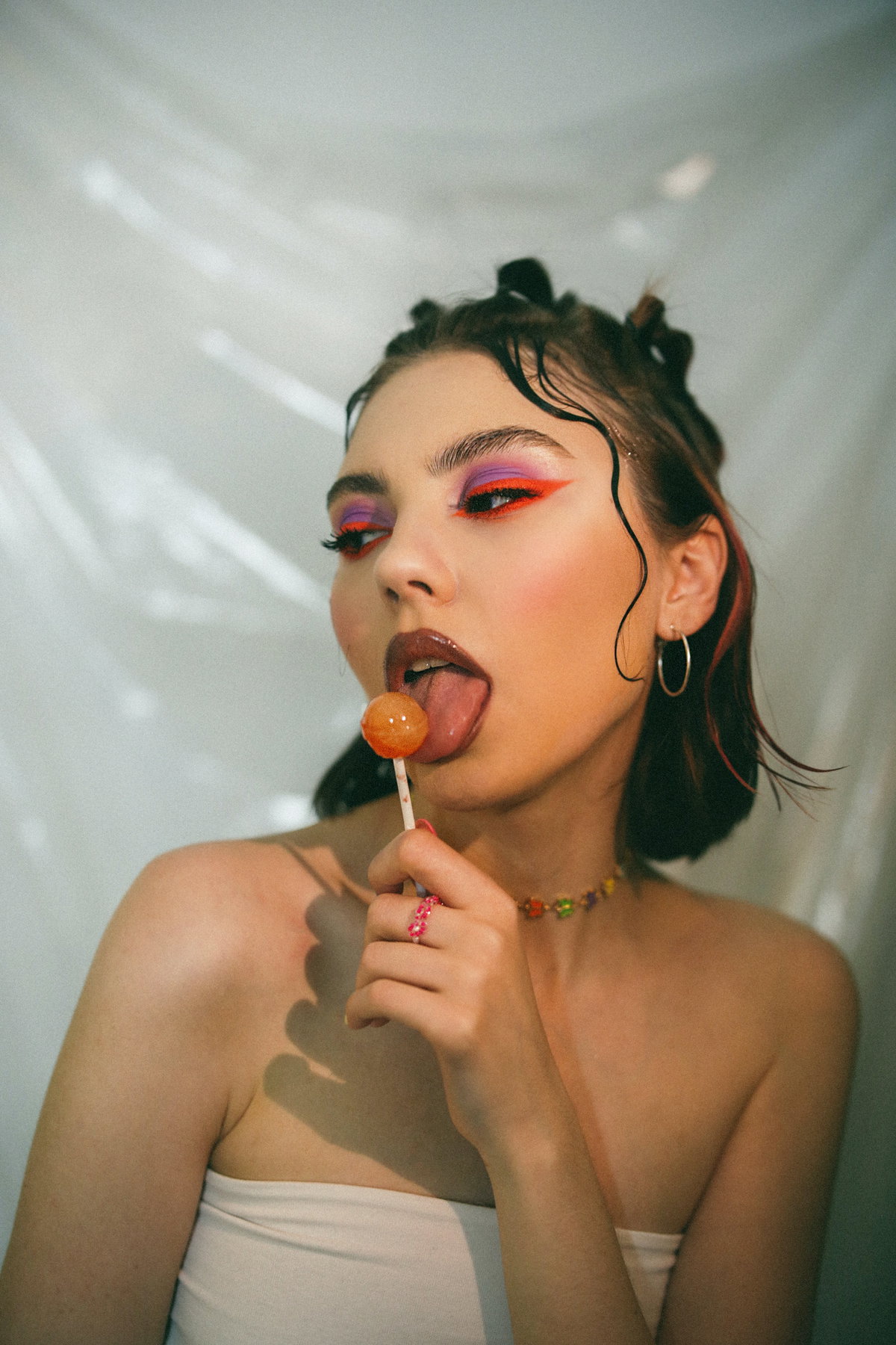 Frau lutscht Lolli