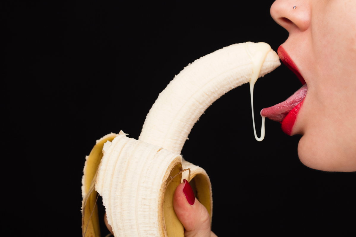 Frau isst Banane